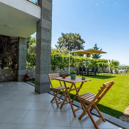 2+1 House In Center With Sea View And Big Private Garden Apartament