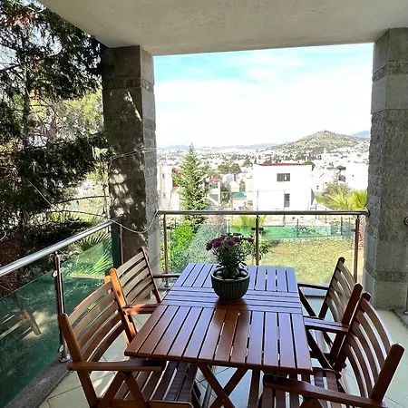 2+1 House In Center With Sea View And Big Private Garden Appartement Bodrum