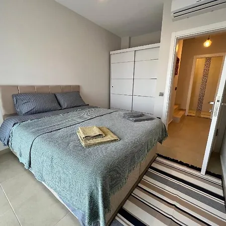 شقة 2+1 House In Center With Sea View And Big Private Garden