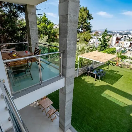 شقة 2+1 House In Center With Sea View And Big Private Garden بودروم