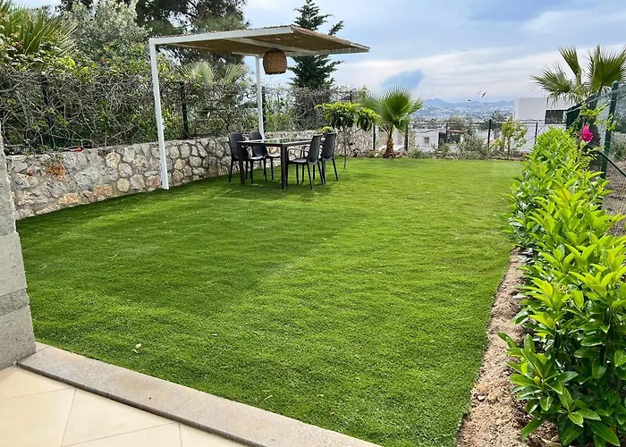 2+1 House In Center With Sea View And Big Private Garden * بودروم
