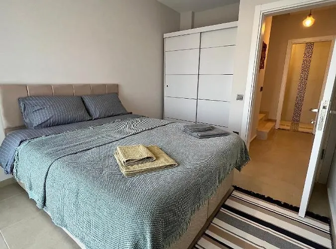 شقة 2+1 House In Center With Sea View And Big Private Garden