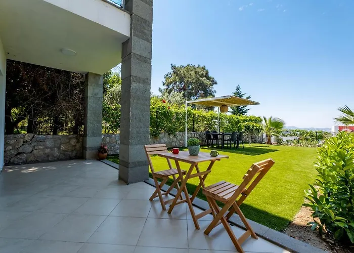 2+1 House In Center With Sea View And Big Private Garden شقة