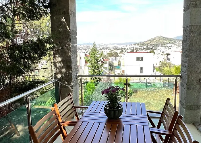 2+1 House In Center With Sea View And Big Private Garden Apartamento Bodrum